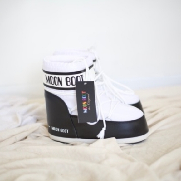 COPY - COPY - Moon Boot - Picture 1 of 2